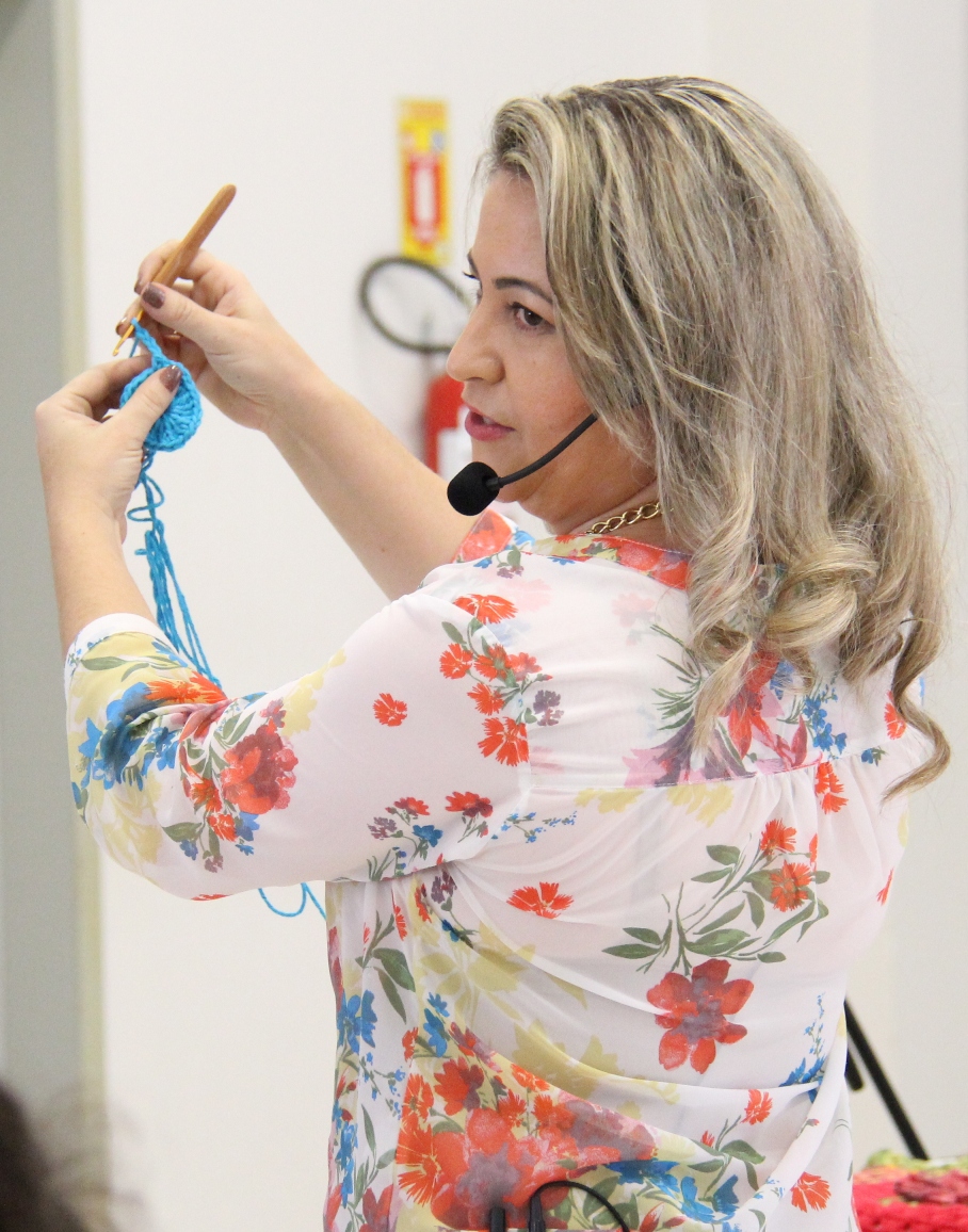 Professora Simone Eleotério, uma das artesãs mais reconhecidas no crochê, fará oficinas para artesãs em São Paulo. Projeto Compro De Quem Faz - Círculo S.A. (Gaspar)